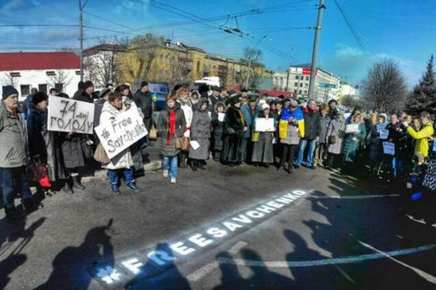 Под посольством России в Киеве нарисовали граффити в поддержку Савченко: фотофакт