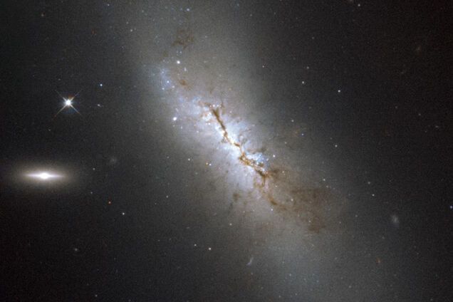 Телескоп Хаббл заснял 'невидимую' галактику с перемычкой