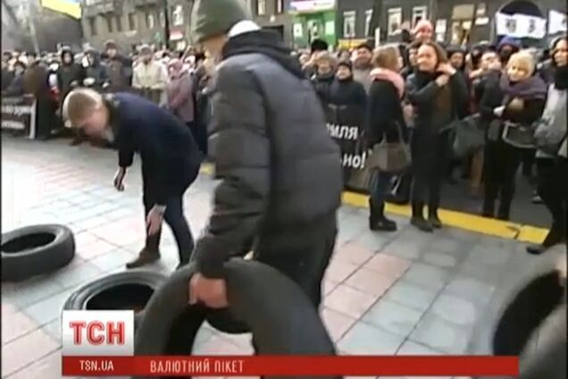 К зданию Нацбанка принесли шины: пикетчики требуют отставки Гонтаревой