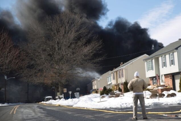 На шоссе в США перевернулся бензовоз с 30 тыс. литров горючего: фото и видео пожара