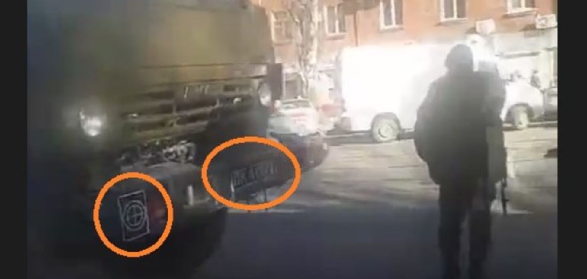 У Донецьку окупанти вже не приховують розпізнавальні знаки збройних сил Росії на техніці: відеофакт