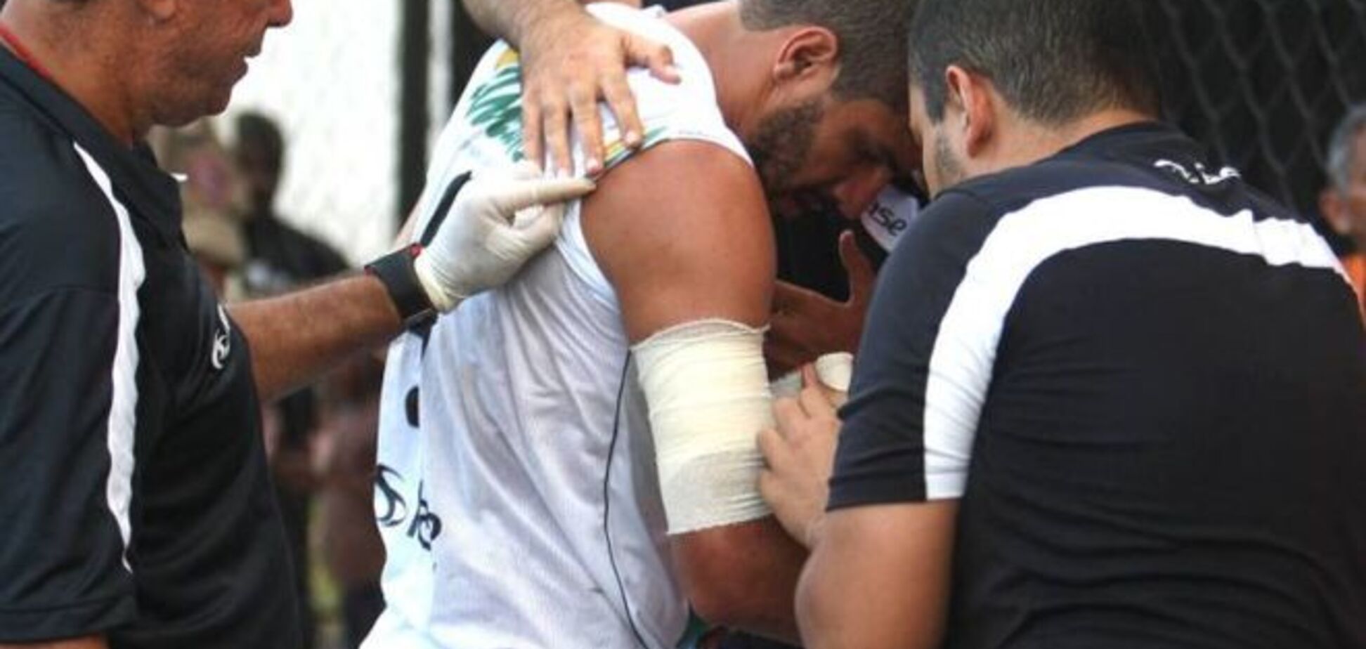 Полицейский пес покусал футболиста во время матча в Бразилии: видео атаки