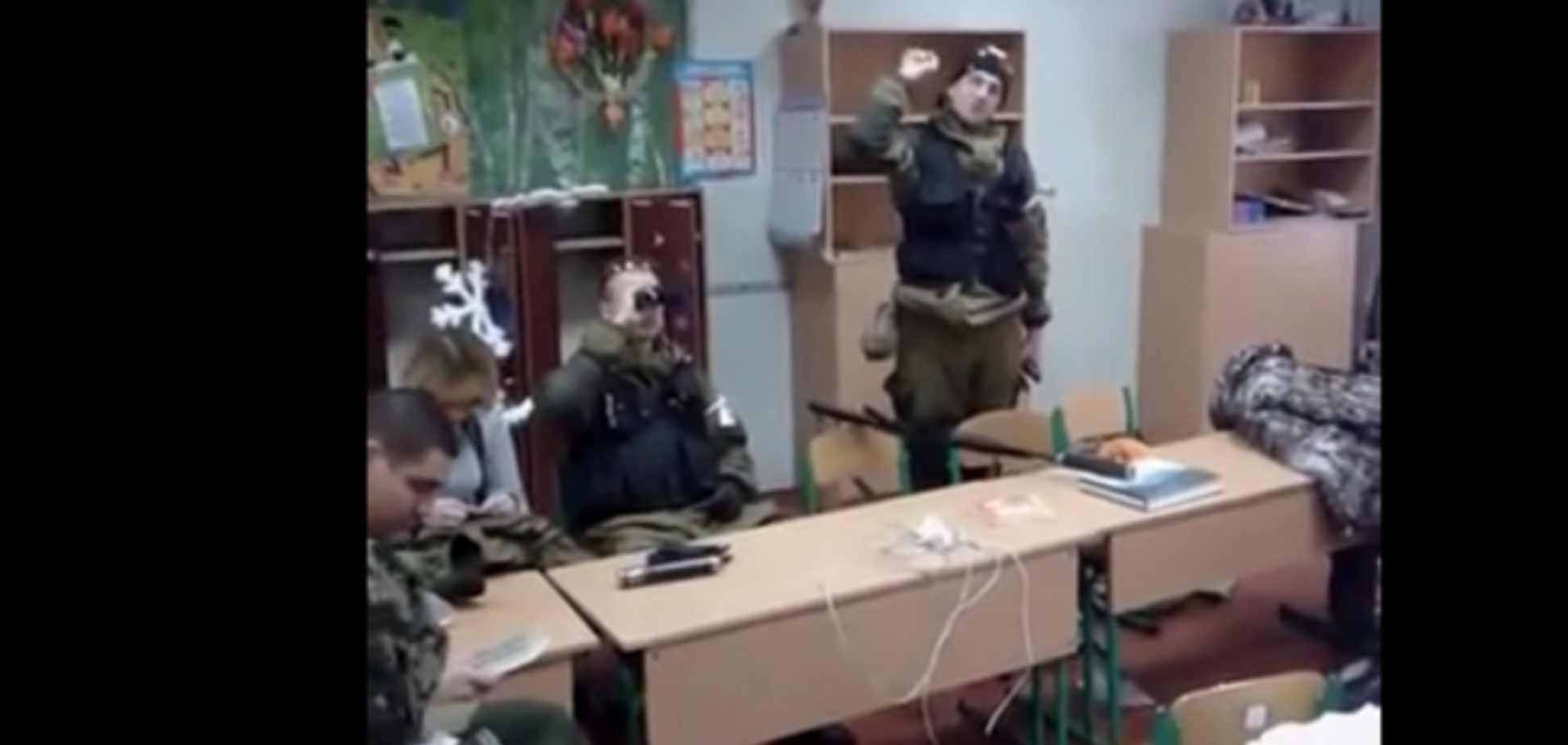Террористы в Донецке устроили тир прямо в школьном классе: видеофакт