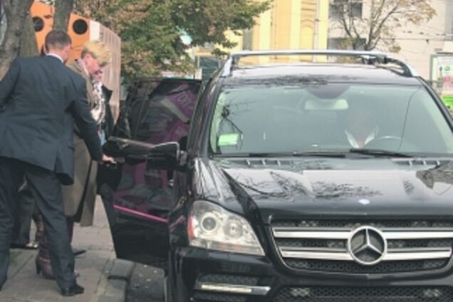 Будни главы НБУ: пять люксовых авто, ужины и вечеринки у бассейна