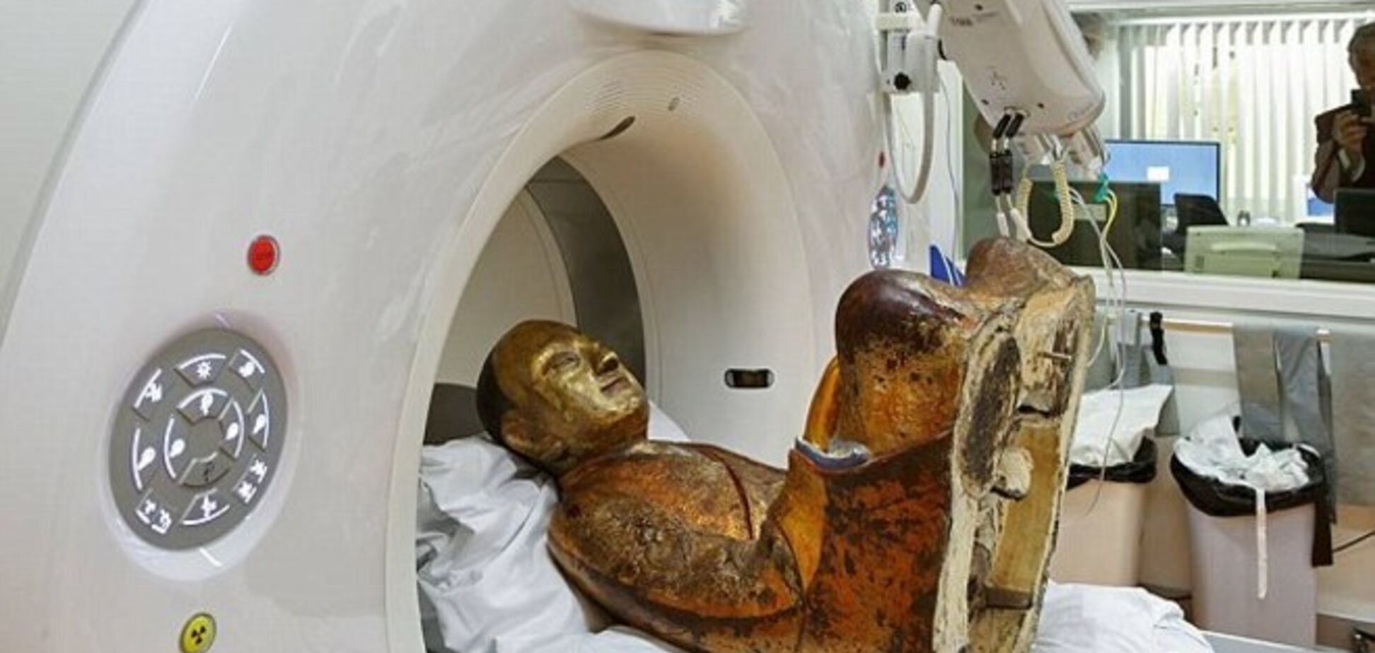 Сотрудники музея нашли внутри статуи Будды древнюю мумию