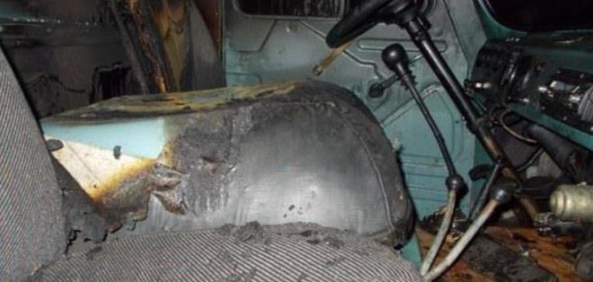 В Киеве возле кинотеатра загорелся автомобиль