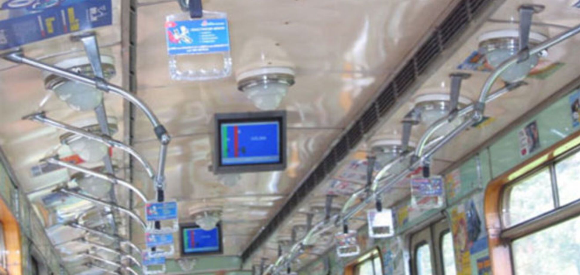КГГА собирается вернуть рекламу на мониторах в вагонах метро