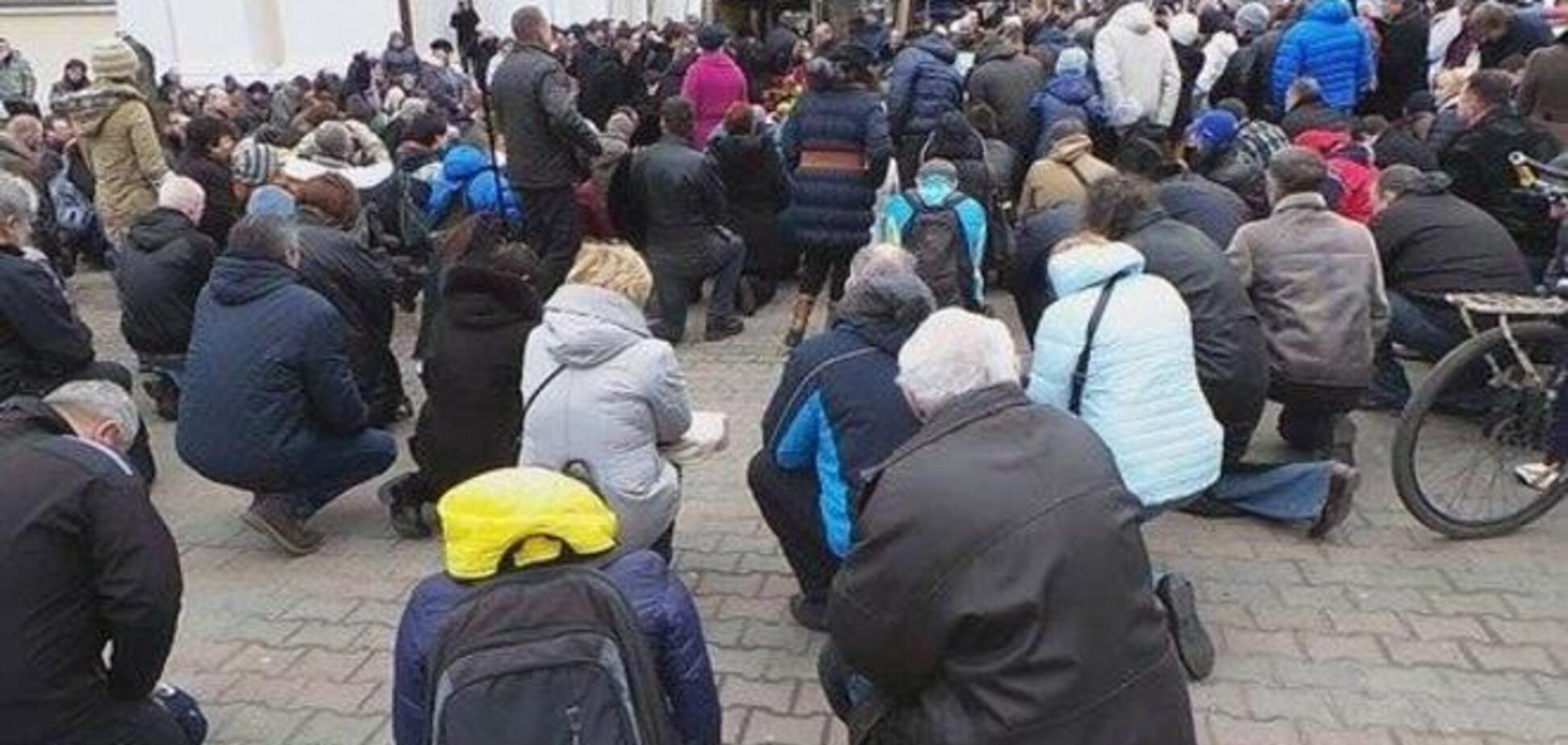 Одесса встала на колени перед замученным боевиками бойцом АТО: фотофакт