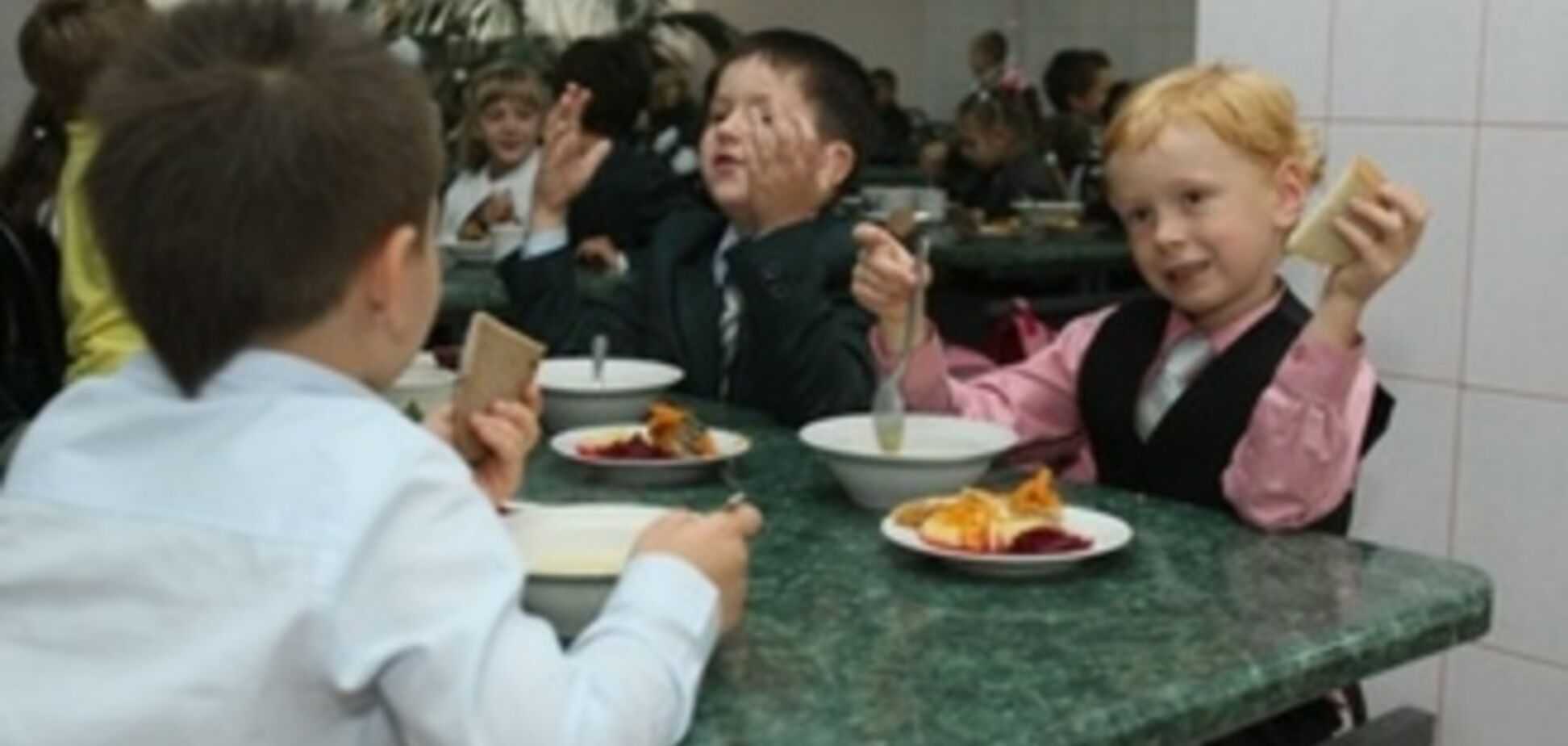 В Киеве родители жалуются на питание в детсадах: 'кормят прозрачным хлебом'