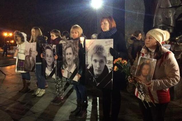 В Харькове со слезами на глазах почтили память жертв теракта. Опубликованы фото и видео