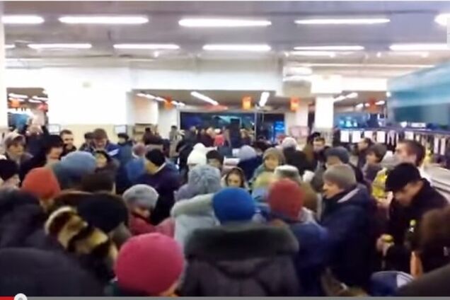 В Тернополе покупатели устроили драку за дешевое масло в супермаркете: опубликовано видео