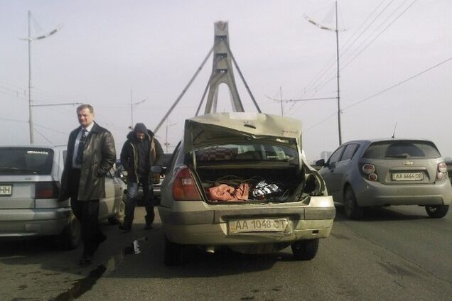 В Киеве столкнулись четыре автомобиля: опубликованы фото с места ДТП