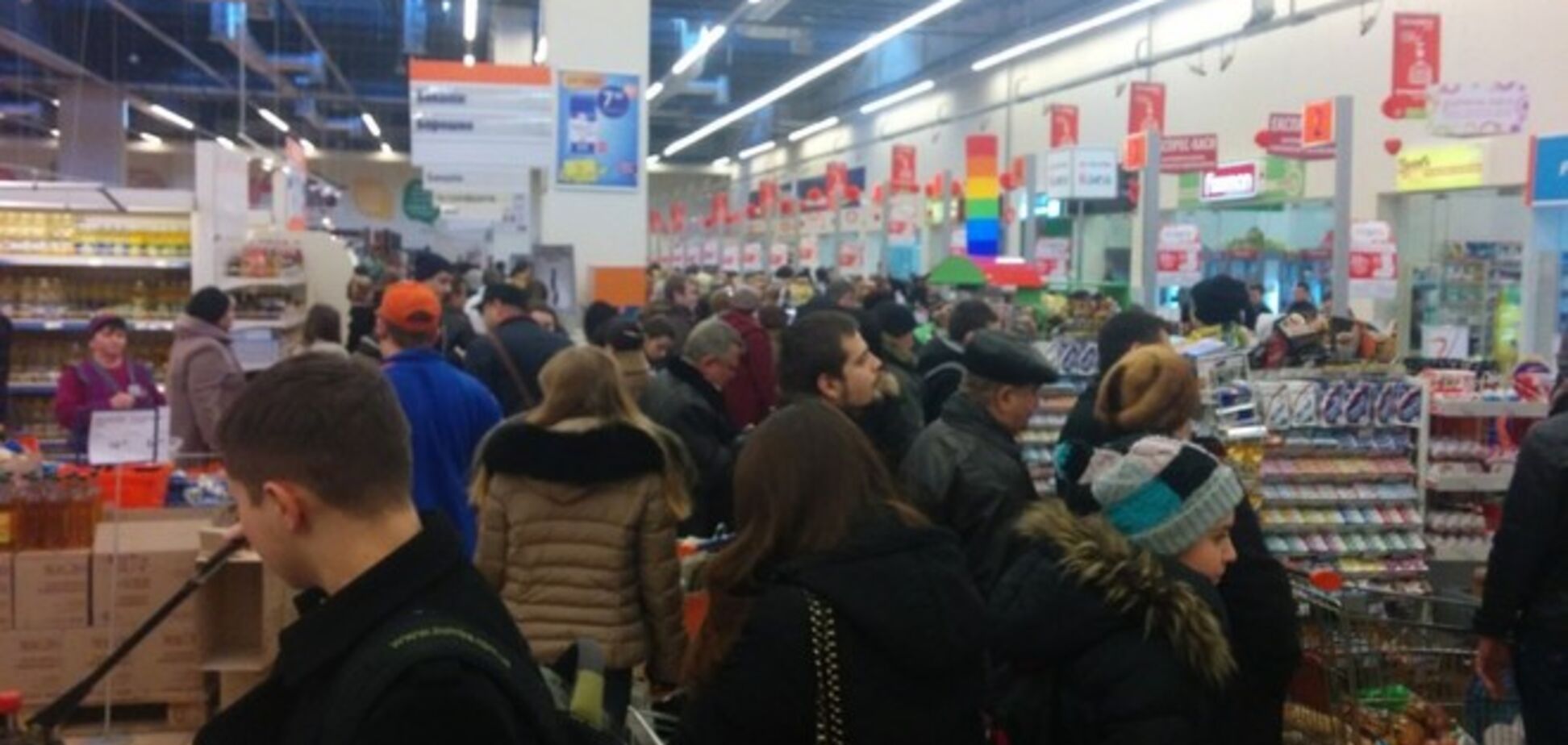 Обвал гривни провоцирует продуктовую панику: украинцы массово формируют 'стратегические запасы'