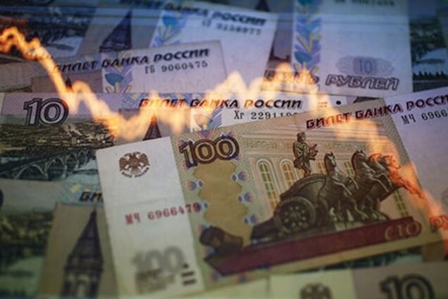 Рубль резко упал из-за снижения рейтинга России