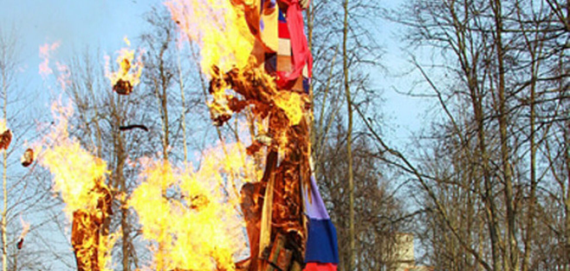 СМИ: в Беларуси на Масленицу сожгли 'флаг России'