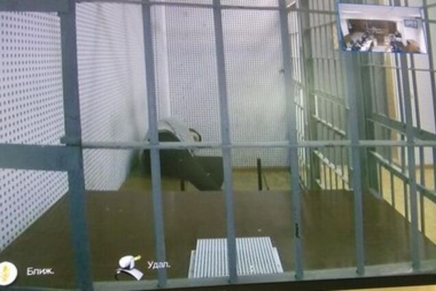 Савченко с трудом участвует в судилище в режиме видеоконференции, лежит и не может встать: фотофакт