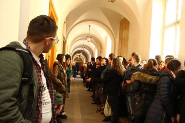 Студенти у Львові влаштували 'коридор ганьби' викладачці-'сепаратистці', за відмову пройти їй загрожують звільненням