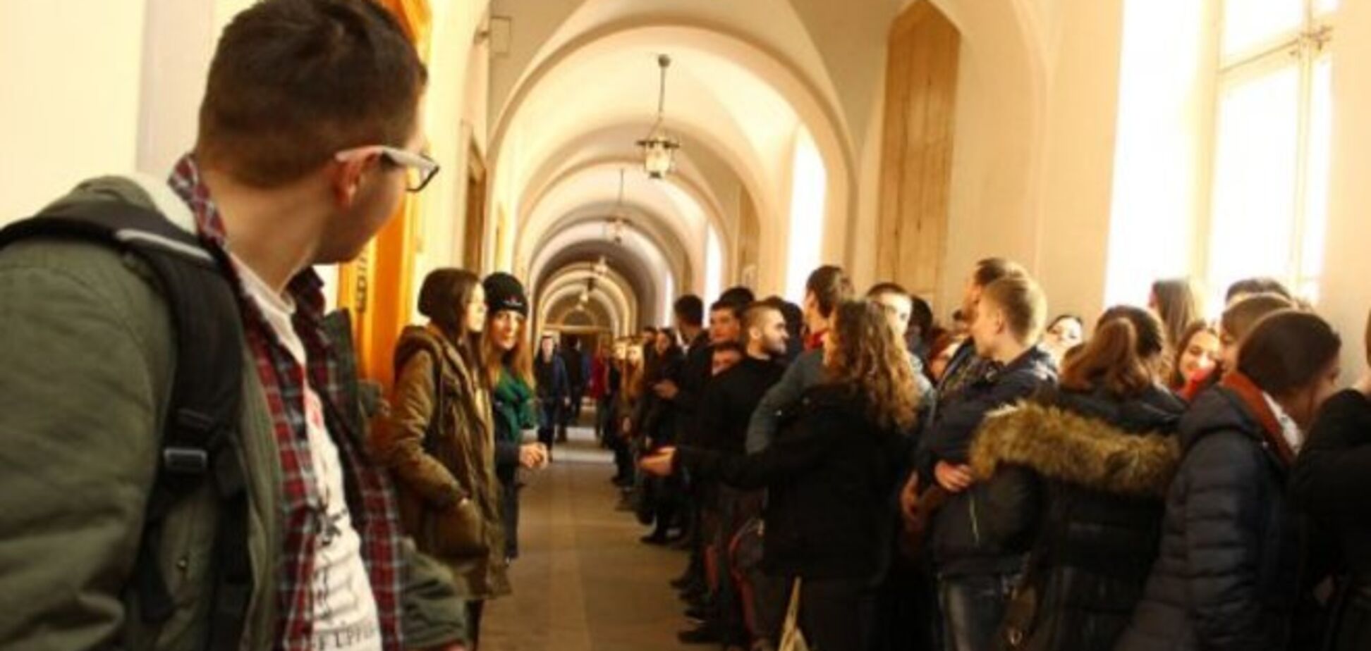 Студенты во Львове устроили 'коридор позора' преподавательнице-'сепаратистке', за отказ пройти ее грозят уволить