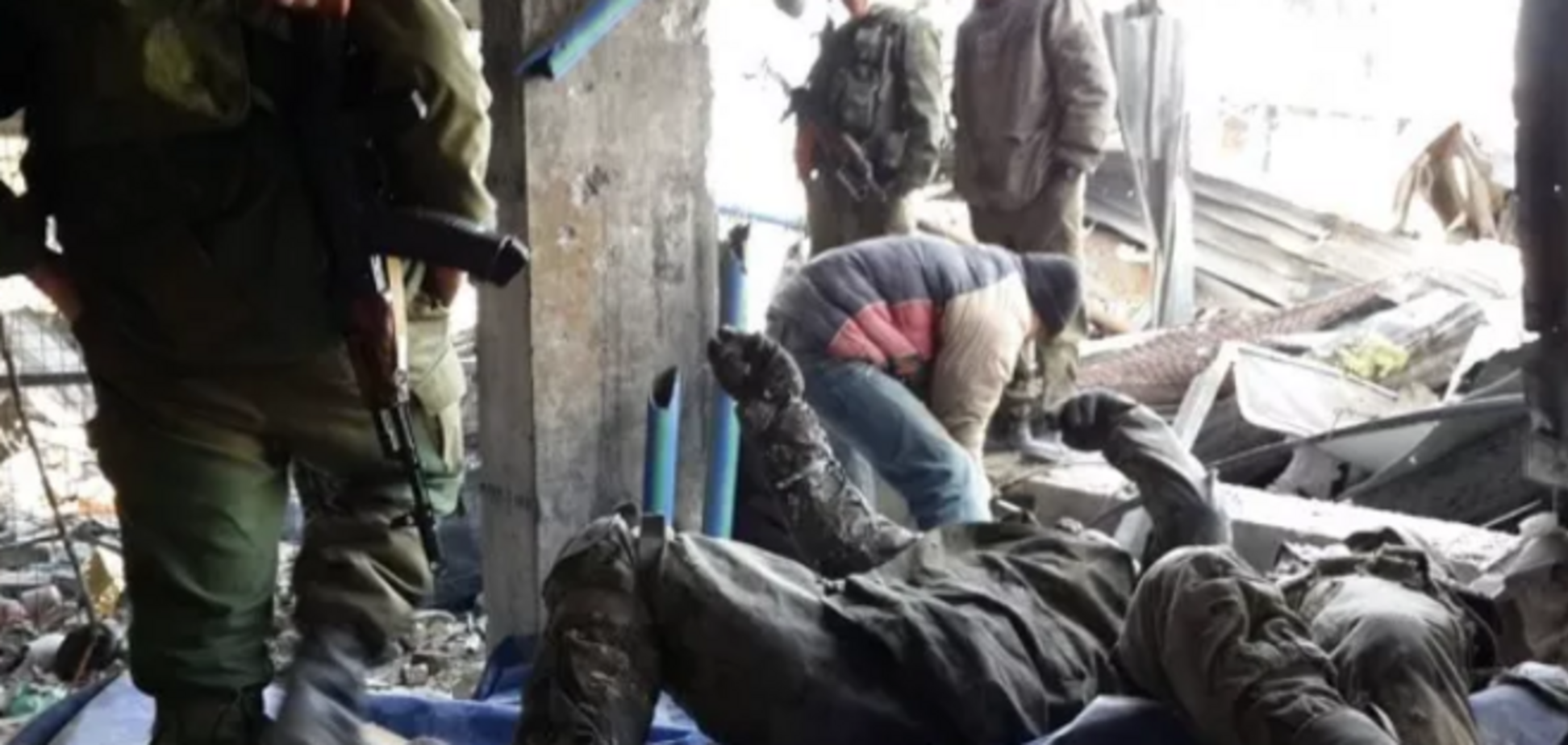 У донецькому аеропорту в присутності бойовиків полонені шукають тіла загиблих 'кіборгів': фотофакт