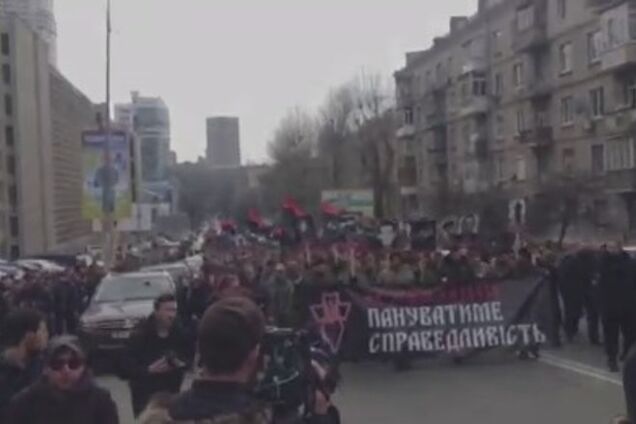Участники 'Марша правых' под МВД: сегодняшний марш мы пока проводим мирно
