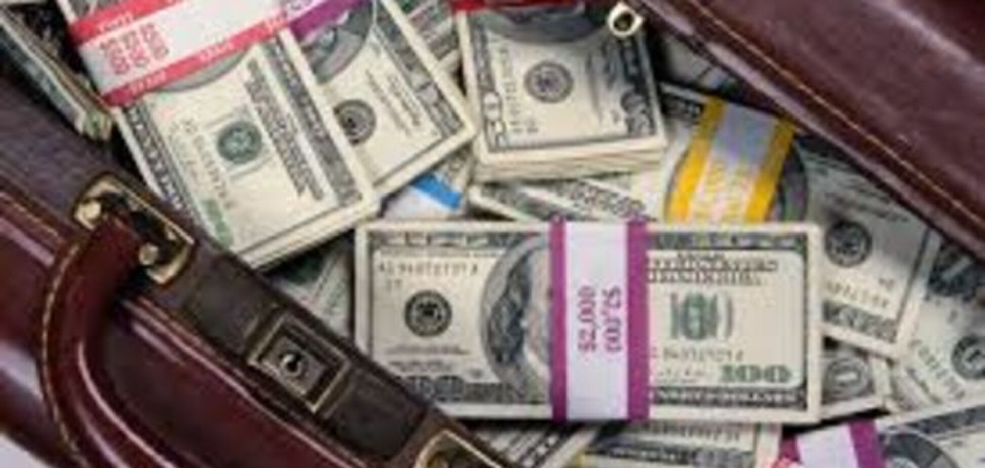 Манипуляции с курсом разозлили бизнес. НБУ пришлось пересчитать доллар, купленный по 21,7 грн