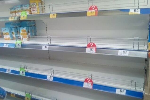 З'явилися фото напівпорожніх прилавків із супермаркету в Дніпропетровську