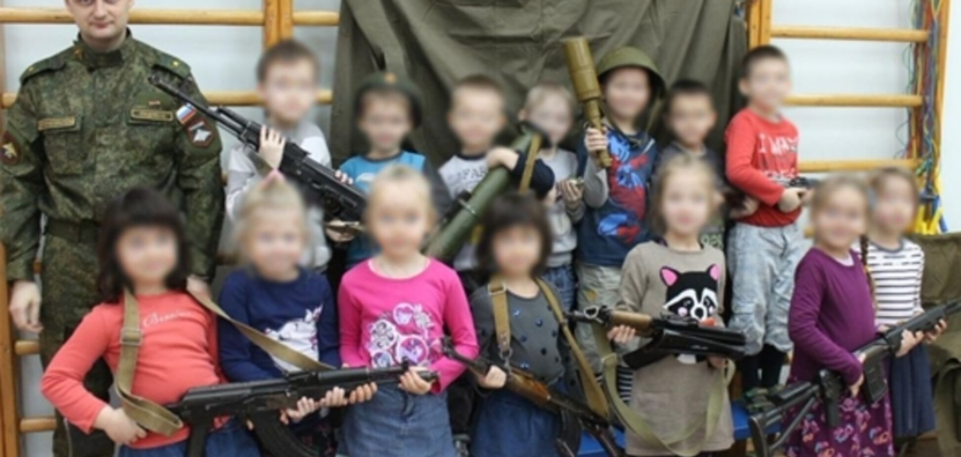 В детсаду Петербурга устроили 'день ополченца', раздав детям оружие: фотофакт