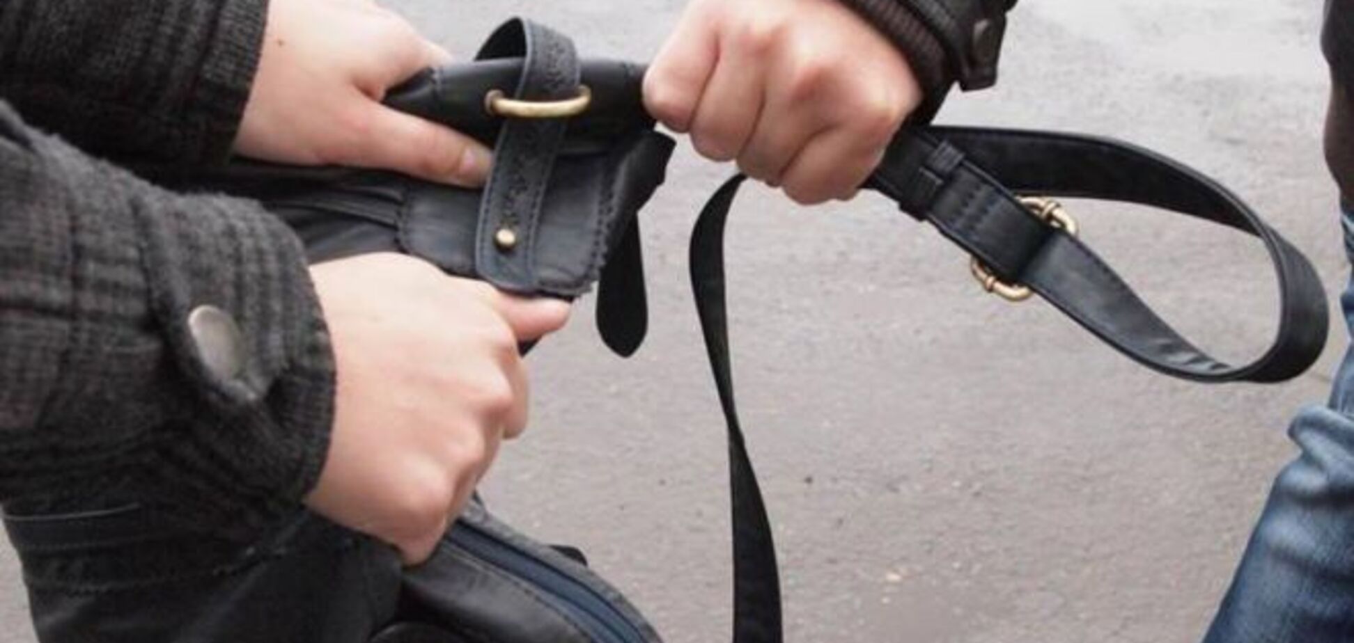 В Киеве грабитель сломал ногу, убегая с деньгами от милиции