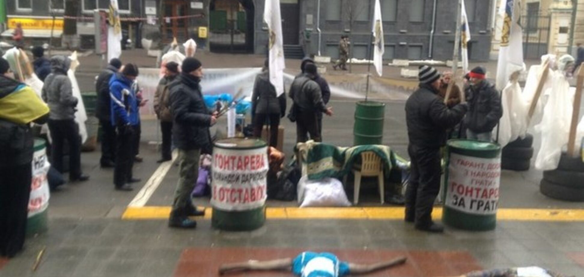 Пикетчики под НБУ барабанят в бочки, требуя встречи с Гонтаревой