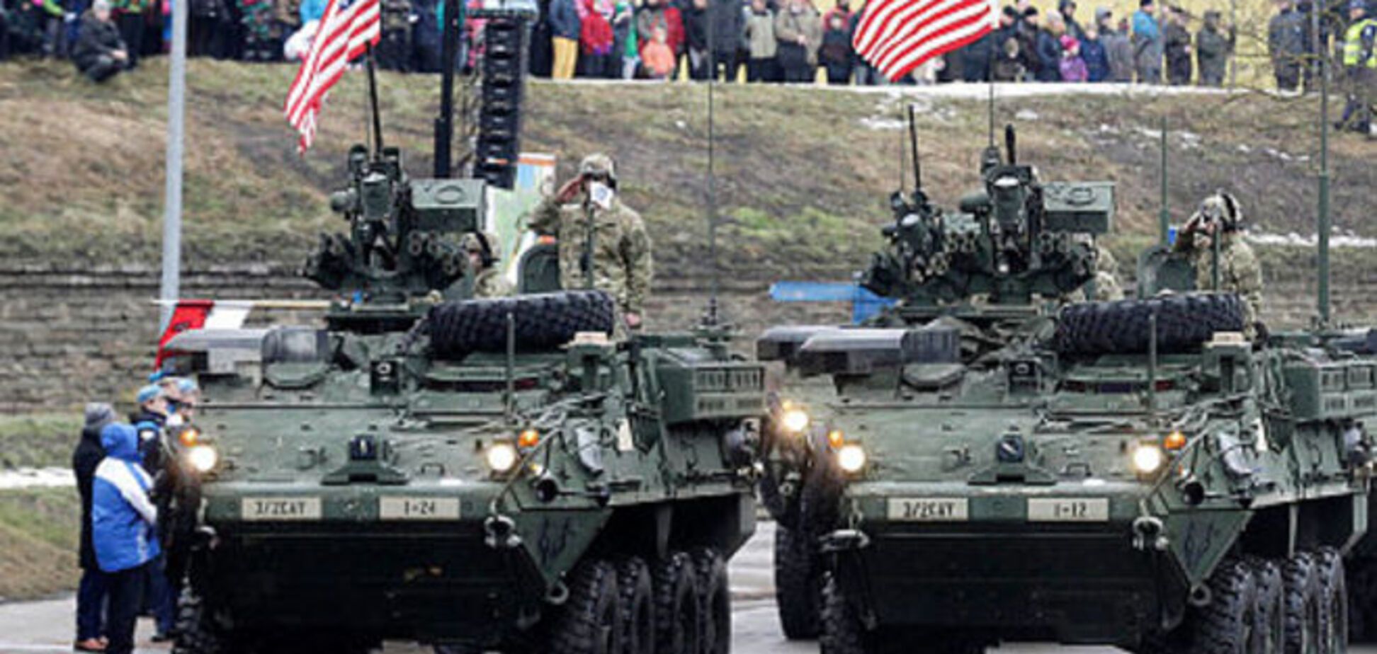 Американські та британські військові подражнили Росію військовим парадом біля її кордонів: опубліковано фото