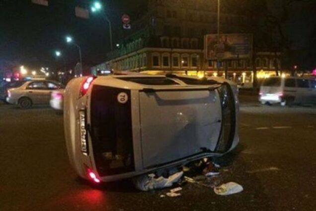 'Акробатическое ДТП' в Киеве: от удара иномарка перевернулась в воздухе