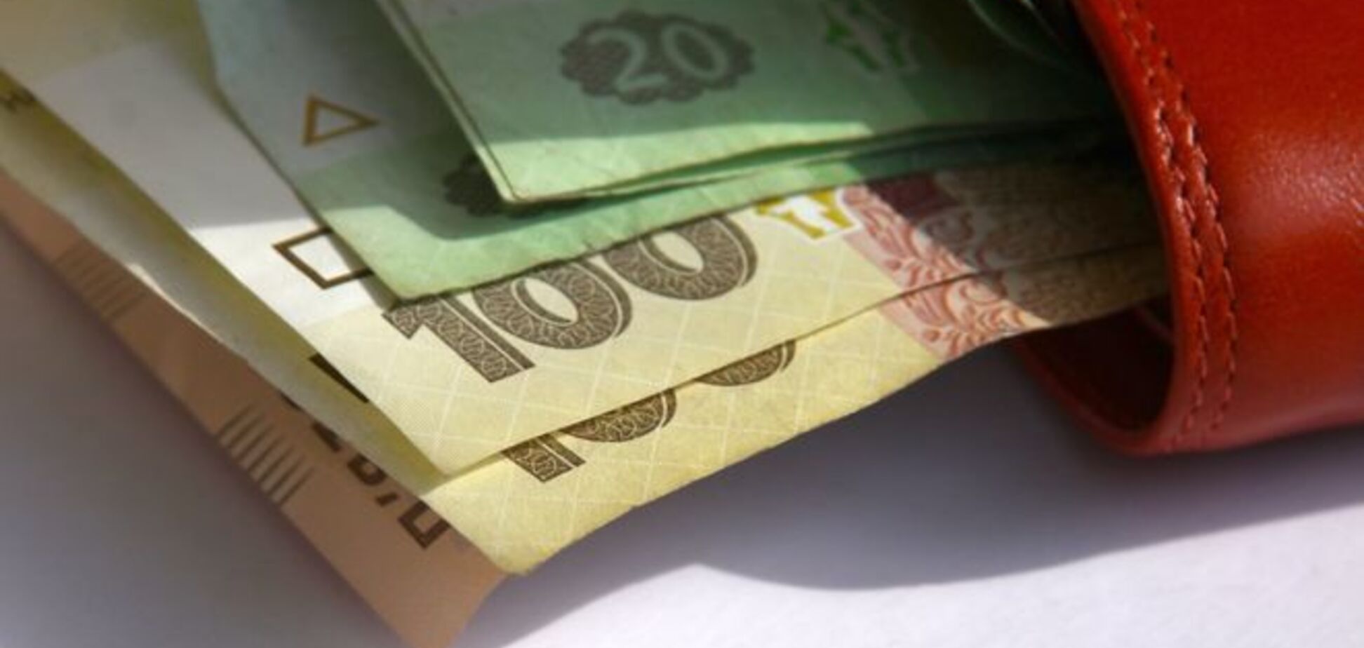 За месяц средняя зарплата украинцев 'похудела' более чем на 500 гривен