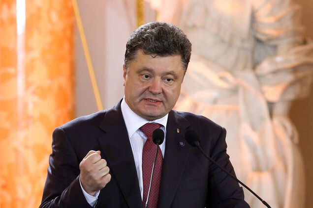 Порошенко на совещании с силовиками обсудил отвод тяжелого вооружения - СМИ