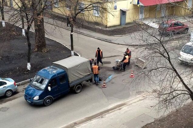 У Києві водій домігся ремонту ями за допомогою ... фарби: опубліковано фото
