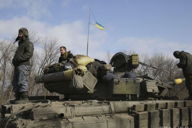 Силы АТО начали отвод тяжелого вооружения по всей линии фронта: опубликовано видео