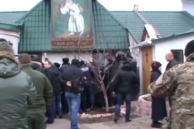 В Киеве священник раскопал могилу умершей жены и объявил ее святой