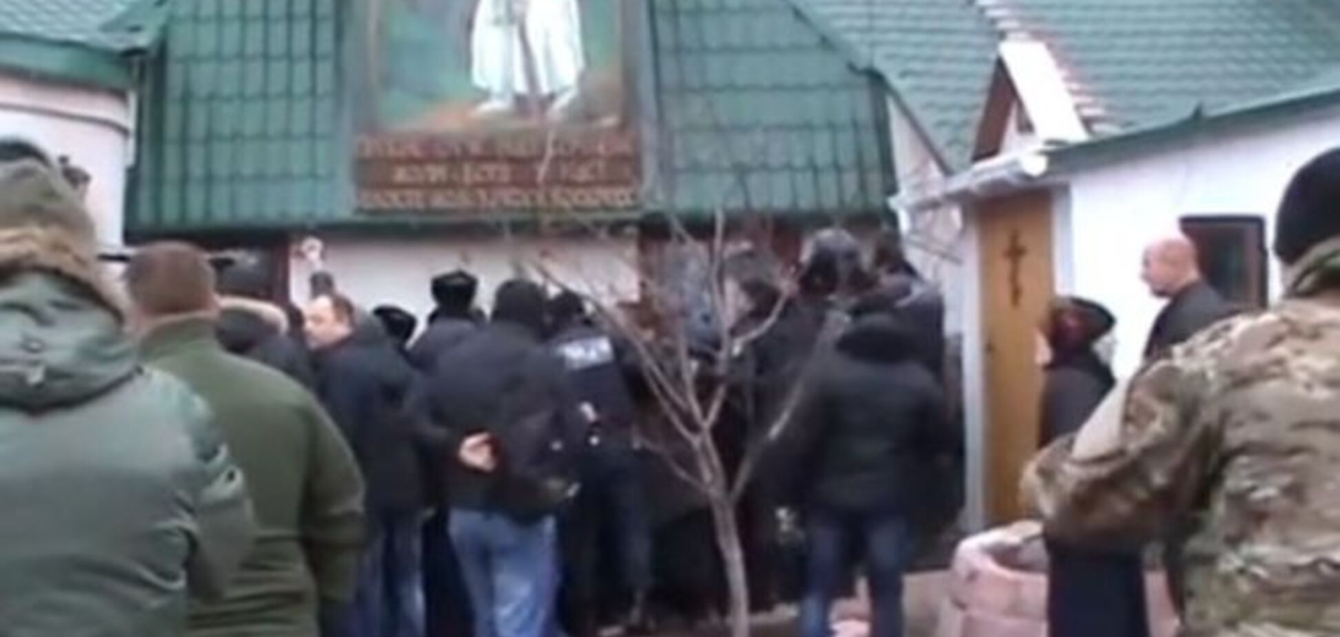 В Киеве священник раскопал могилу умершей жены и объявил ее святой
