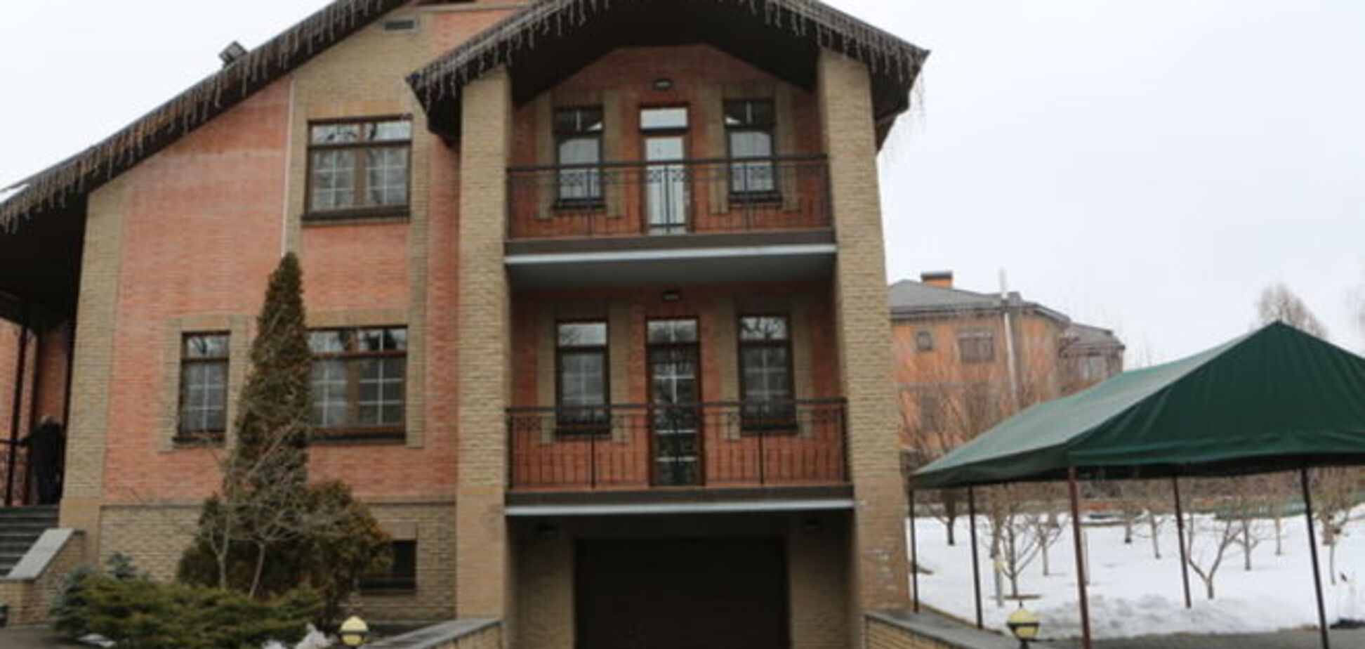 В трехэтажном коттедже беглого Азарова под Киевом может пожить любой желающий