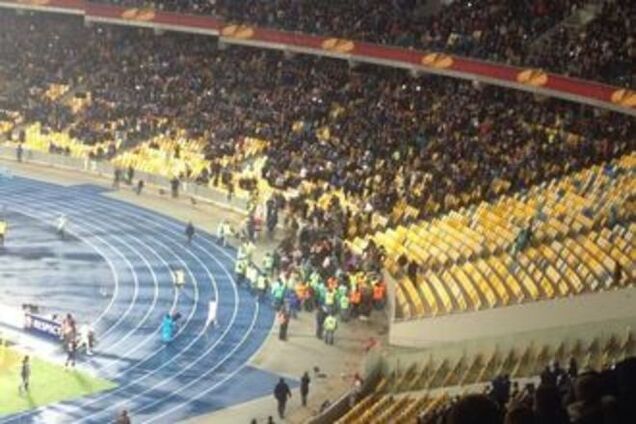 Драка фанатов со стюардами на матче Динамо - Генгам: видео