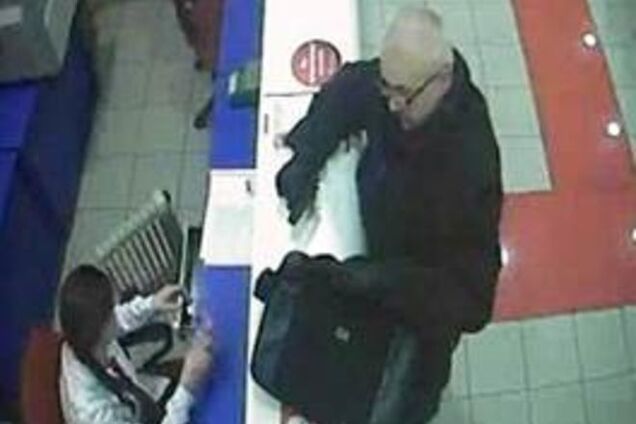 В Киеве разыскивают 'конфетного' грабителя банков: опубликовано видео с камер наблюдения