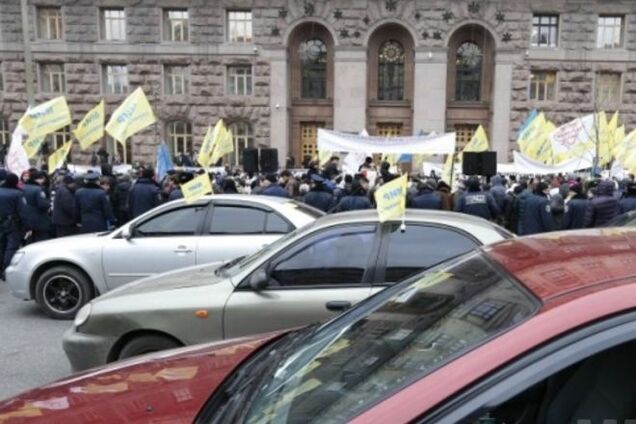 У КМДА стверджують, що за перекриття Хрещатика автомобілістам платили 500 гривень