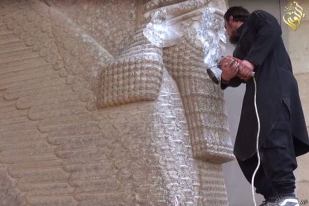 Боевики ИГ кувалдами разрушили тысячелетние памятники истории, потому что им 'приказал Пророк'