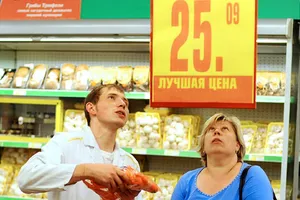 Доходы отстают. Как поменялись зарплаты украинцев, цены и курс гривни за последний год