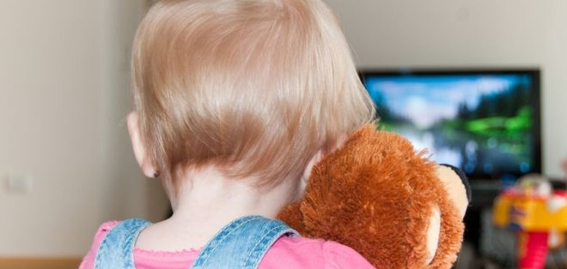 Два часа телевизора в день грозят ребенку гипертонией
