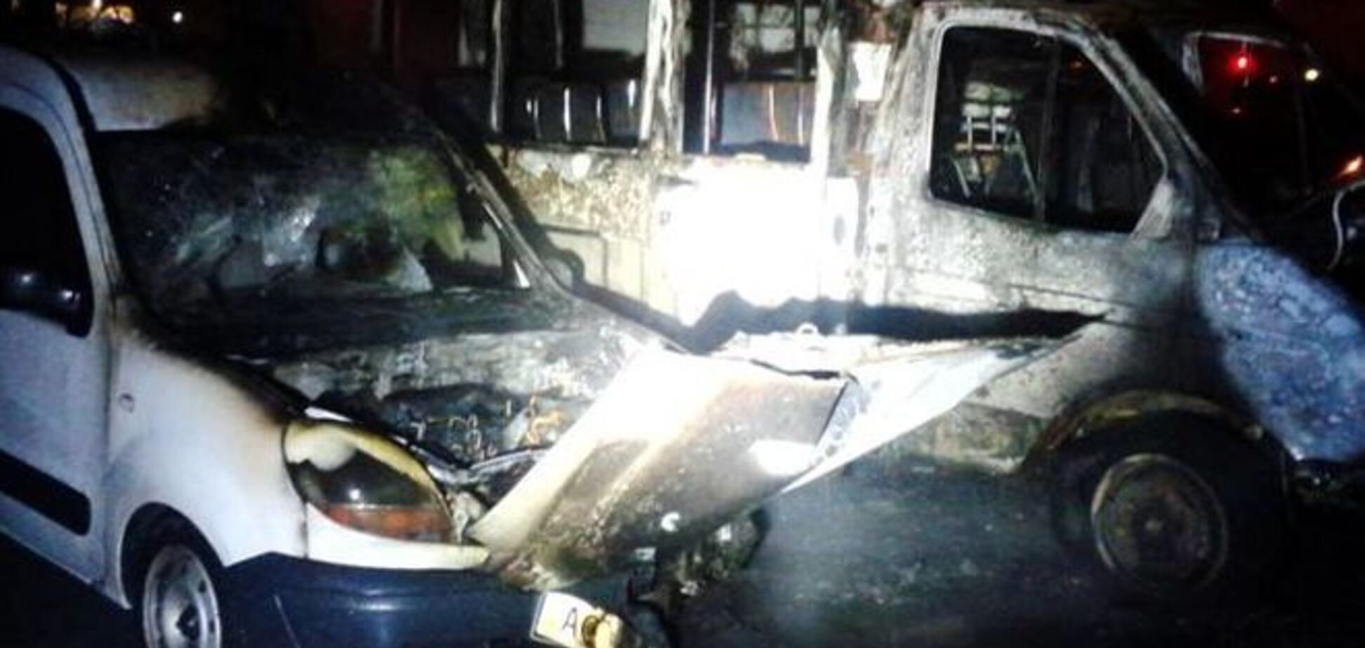 В Киеве возле высотки сгорели три автомобиля