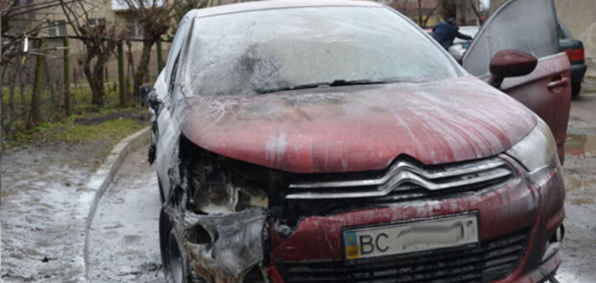 Во Львове подожгли авто журналиста. Фото с места событий