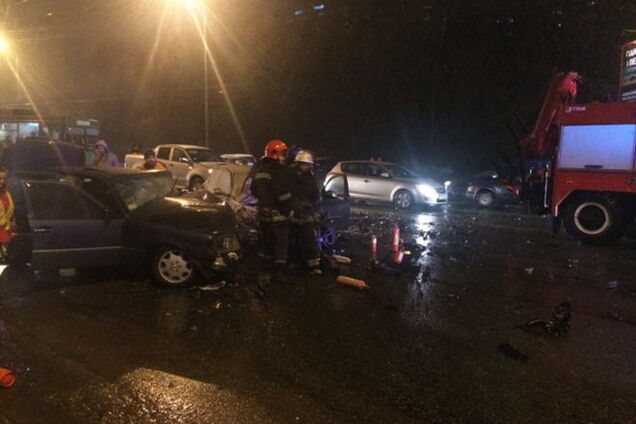 В Киеве столкнулись четыре элитных иномарки: опубликовано видео и фото с места ДТП