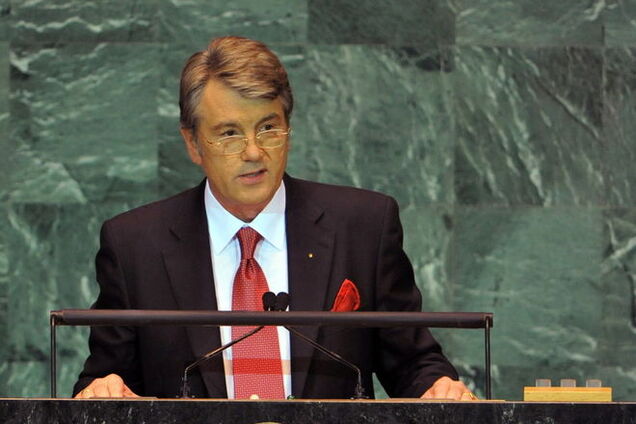 Ющенко считает причиной падения гривни экономическую политику Кабмина