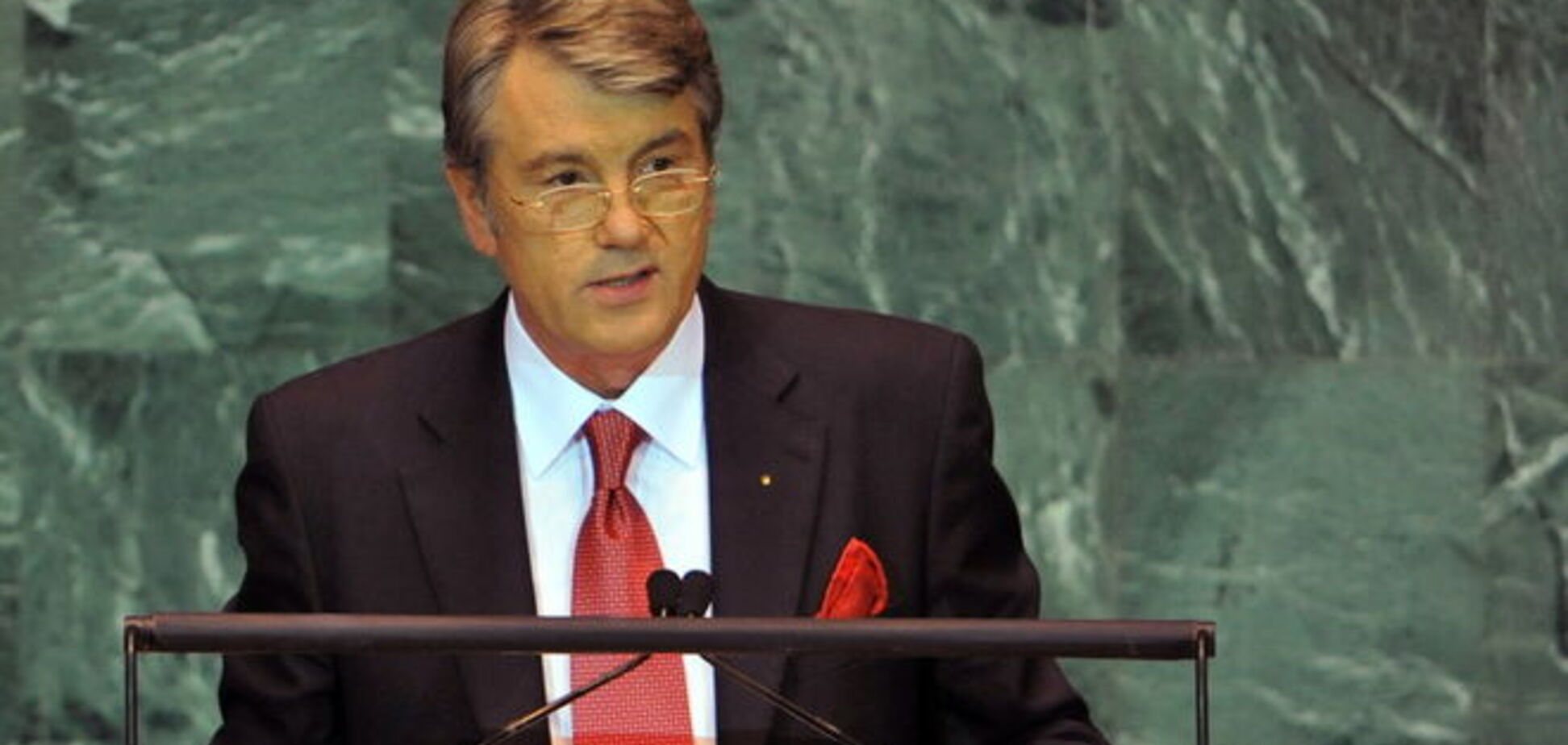 Ющенко считает причиной падения гривни экономическую политику Кабмина