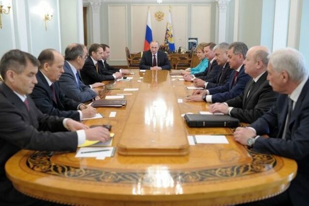 Путин обсудил с Совбезом России процесс отвода тяжелых вооружений на Донбассе